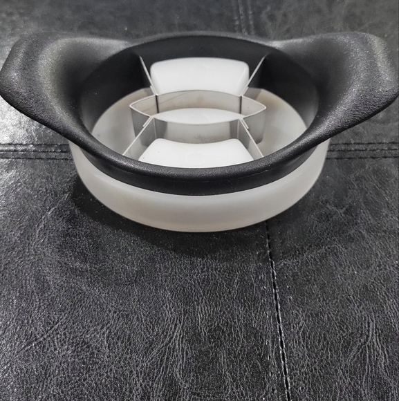 RETIRED-Pampered Chef Mango Wedger Slicer with Blade Cover- Black - Picture 1 of 5